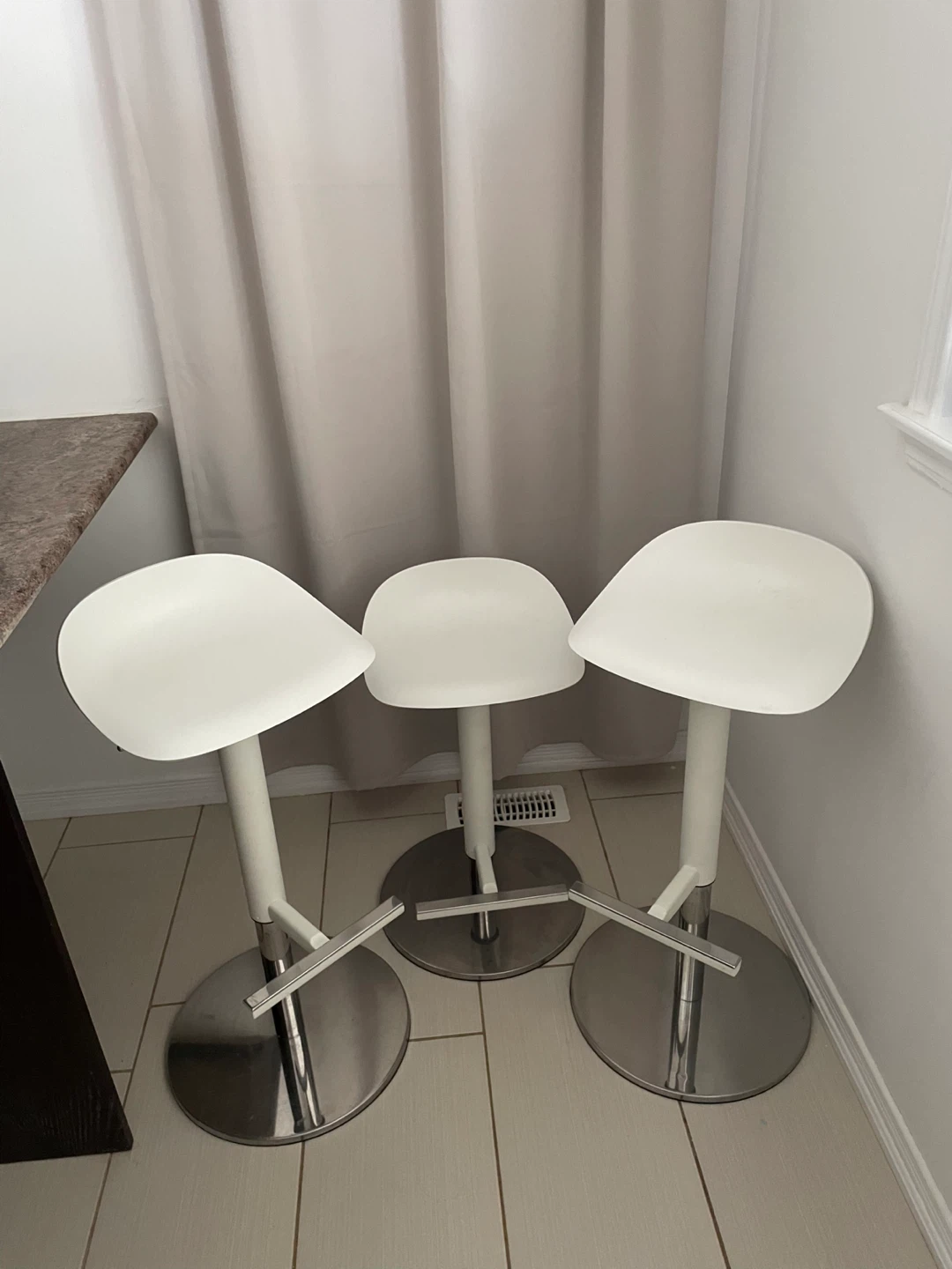 Set of 3 Adjustable White Bar Stools - photo 3