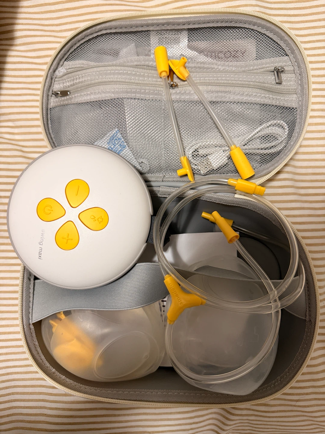 Medela and Momcozy breast pump bundle - photo 2