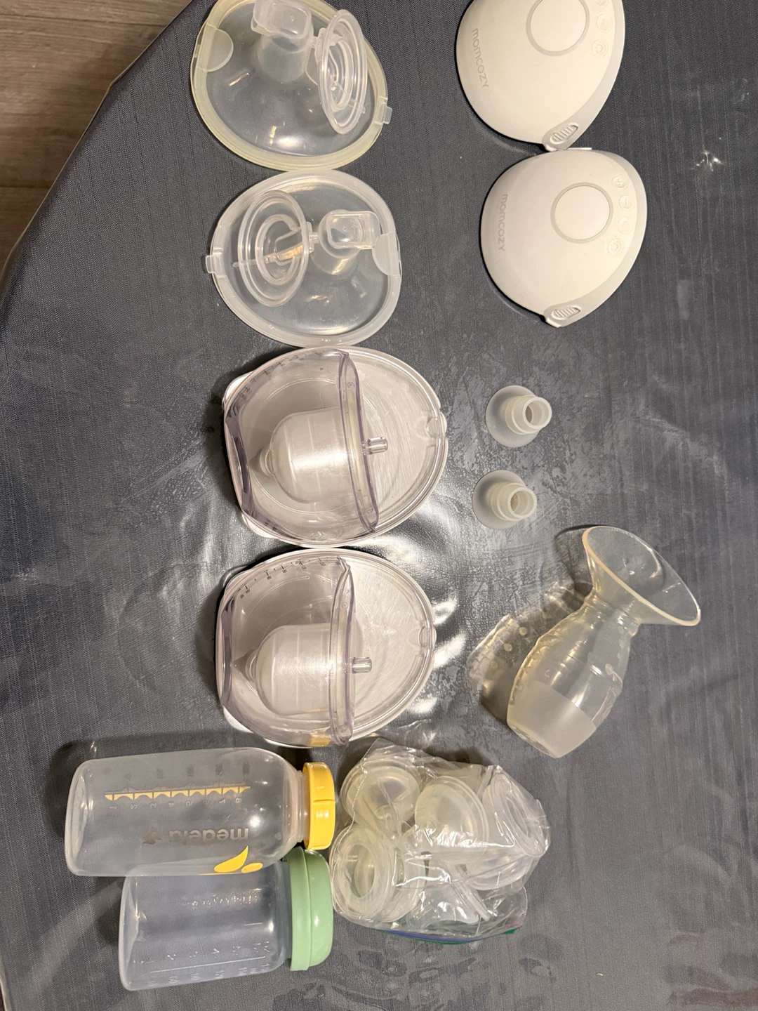 Medela and Momcozy breast pump bundle - photo 3