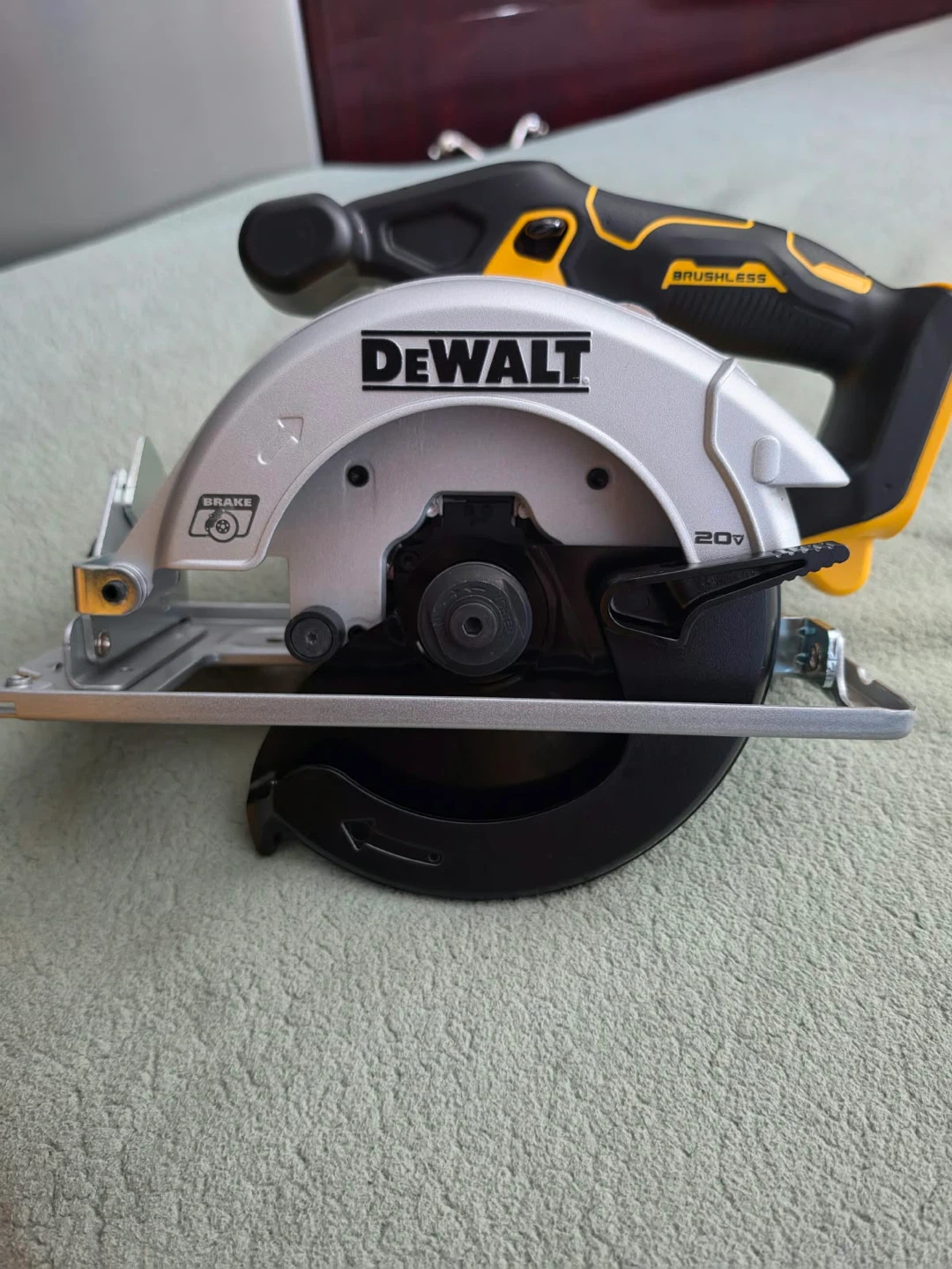 DEWALT 20V Brushless Circular Saw
