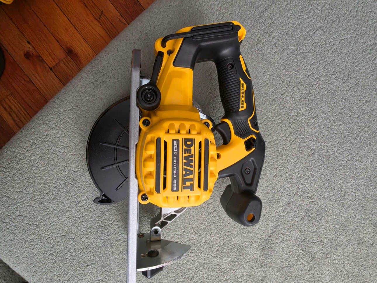 DEWALT 20V Brushless Circular Saw - photo 2