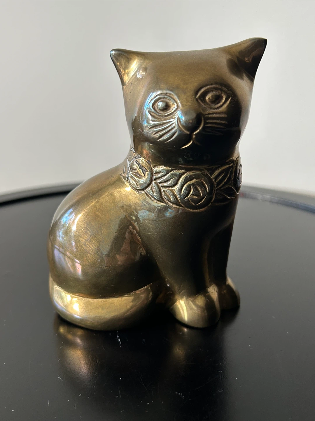 Vintage Solid Brass Sitting Cat Figurine – Etched Floral Collar - photo 3