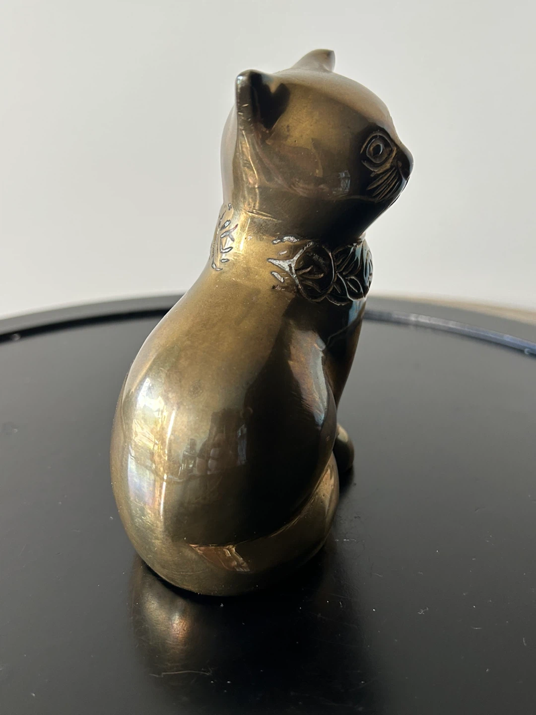Vintage Solid Brass Sitting Cat Figurine – Etched Floral Collar - photo 4