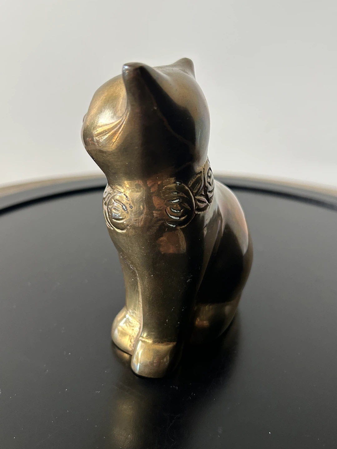 Vintage Solid Brass Sitting Cat Figurine – Etched Floral Collar - photo 5