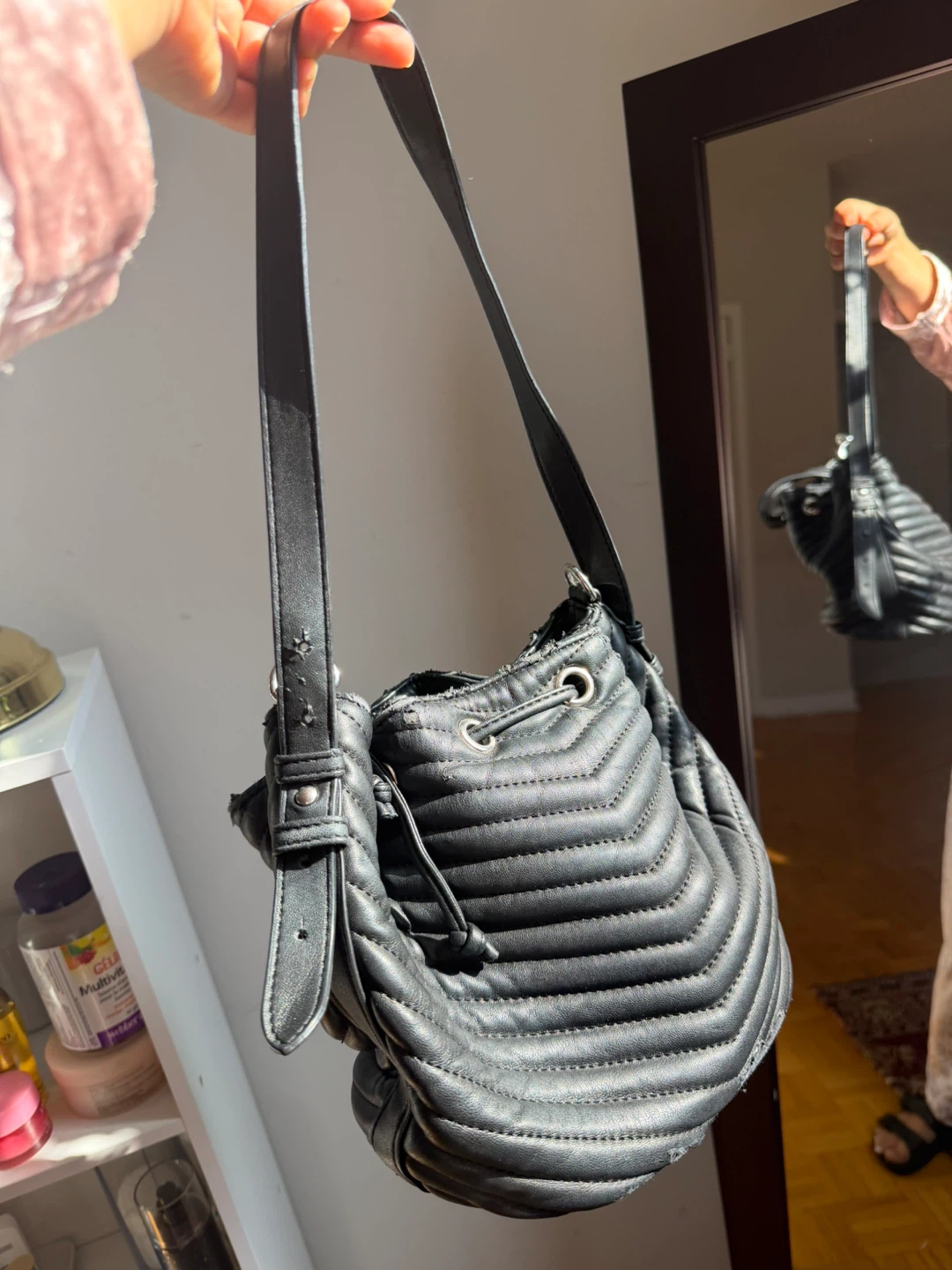 Black quilted bucket bag - photo 2