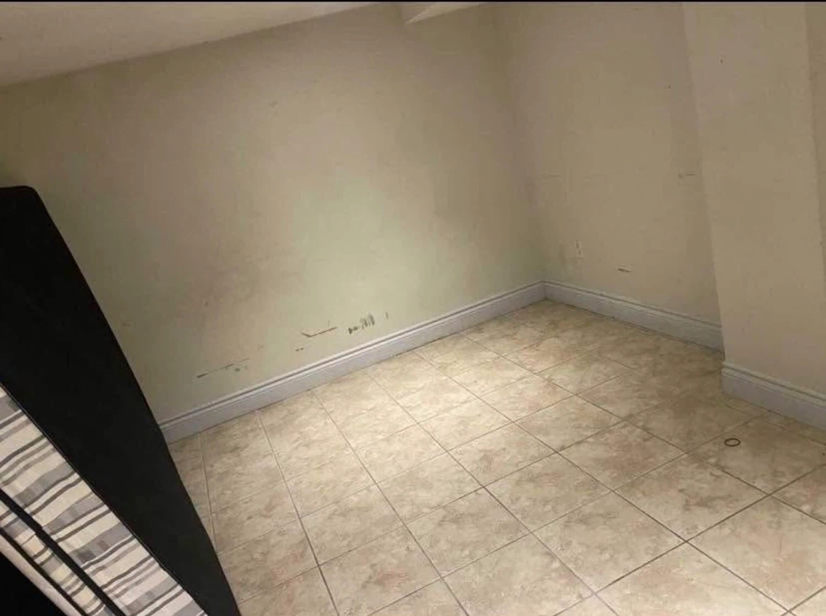 Large bedroom for rent - photo 3