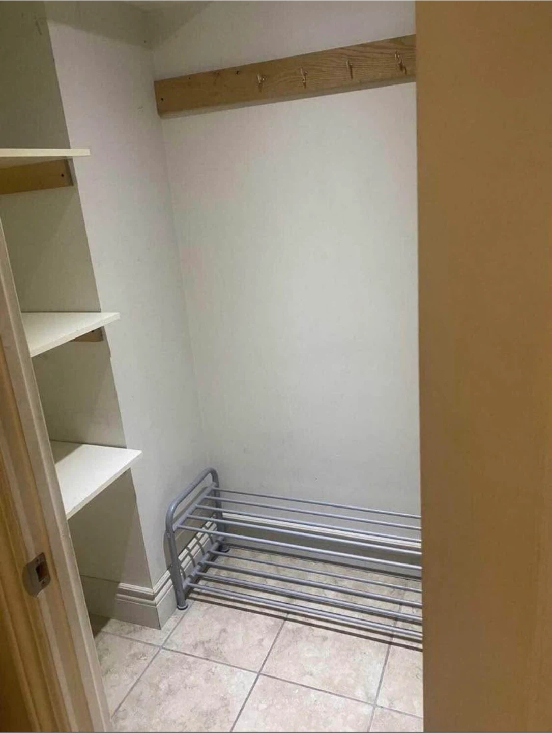 Large bedroom for rent - photo 4