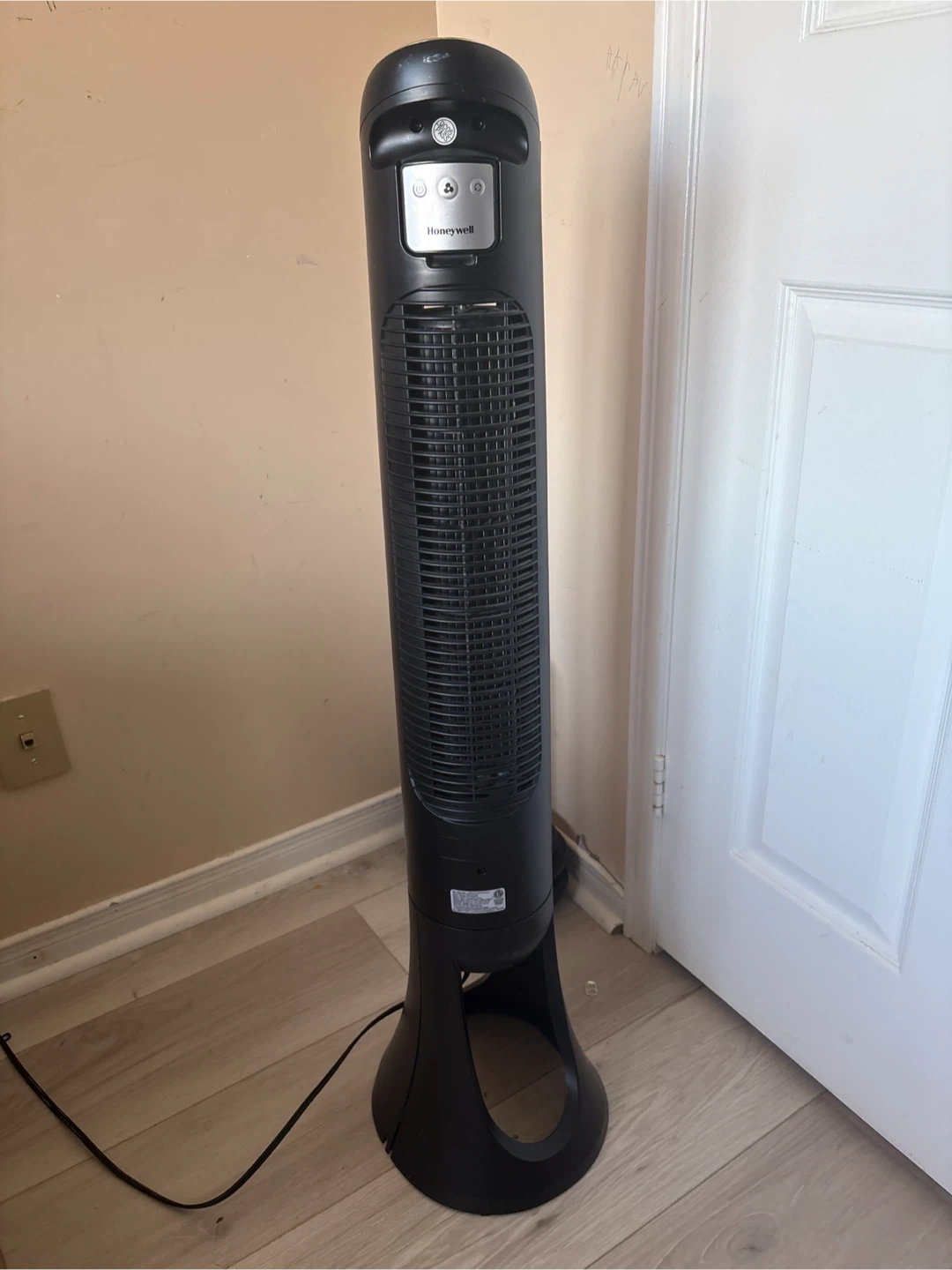 Honeywell Tower Fan with remote - photo 2