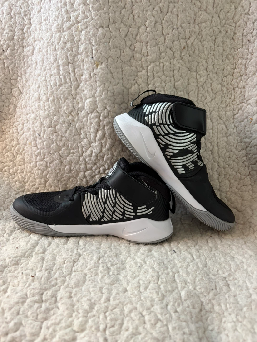 Nike Team Hustle Basketball Shoes - photo 2