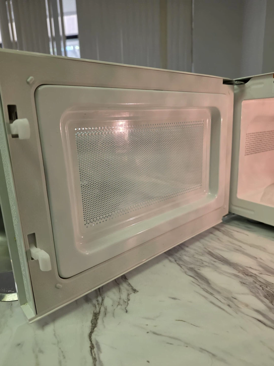 Hamilton Beach White Microwave - photo 4