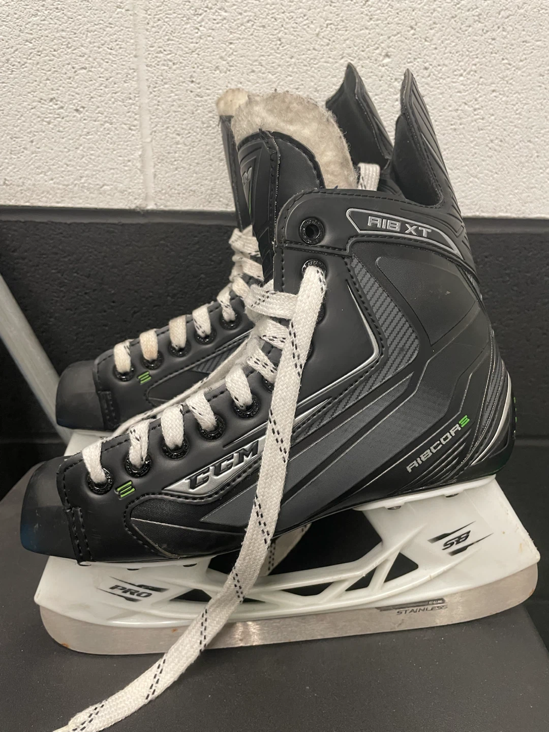 CCM Ribcor XT Hockey Skates Size 4 (Youth)