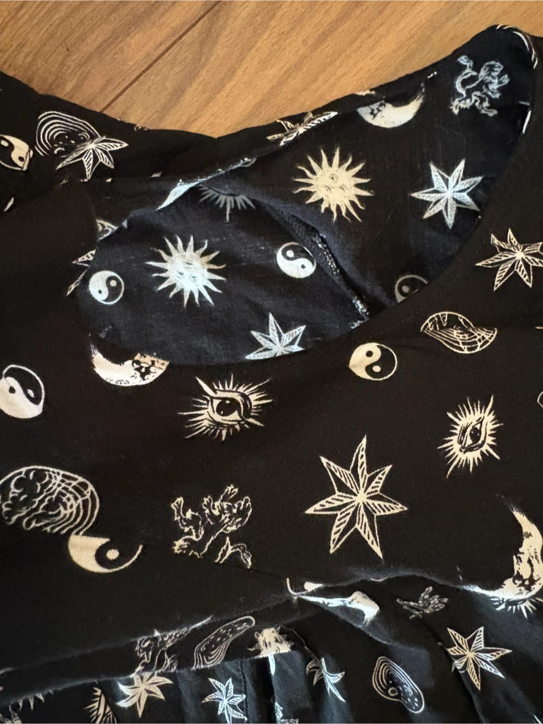 Hot Topic celestial print shirt - photo 3