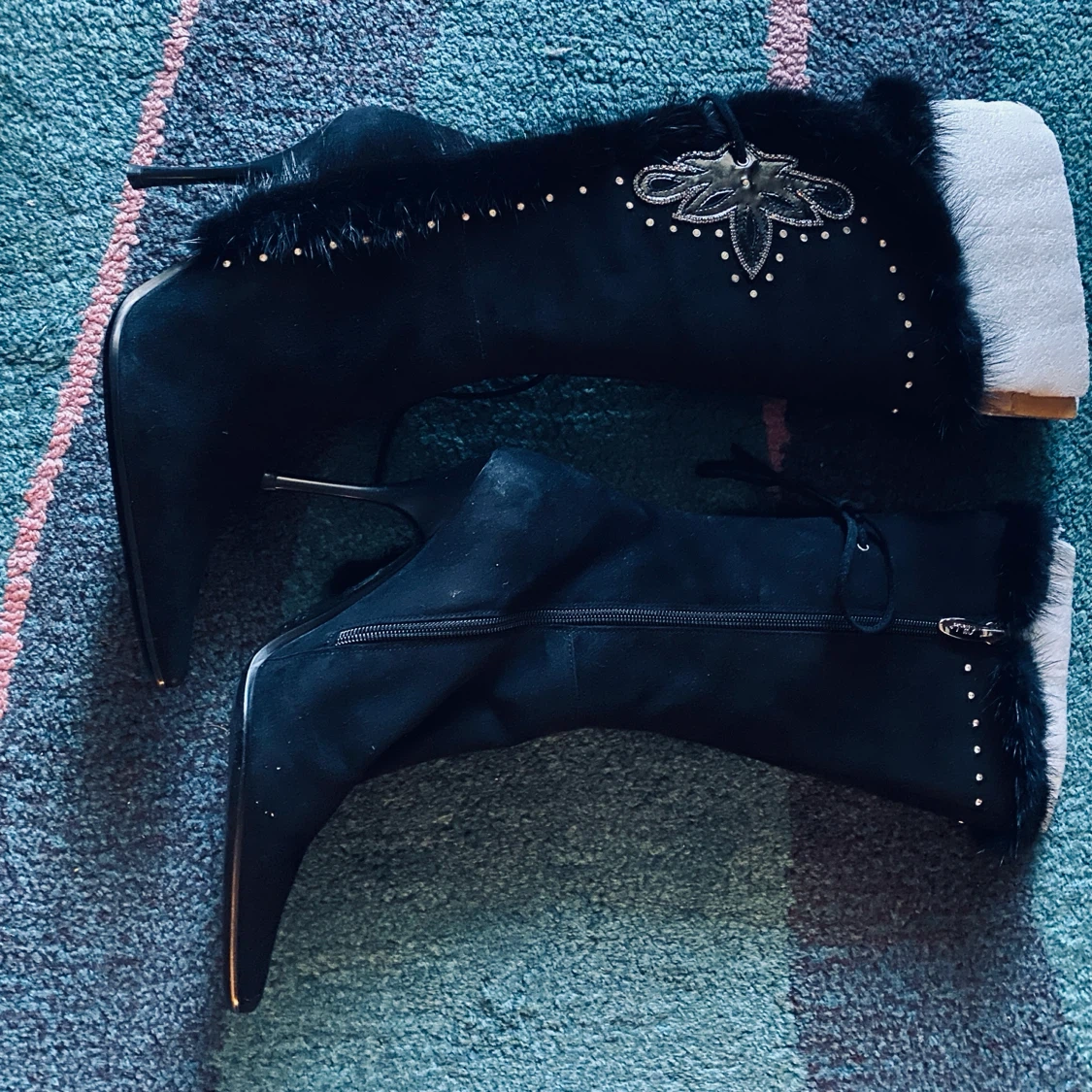 Ellenka black suede boots