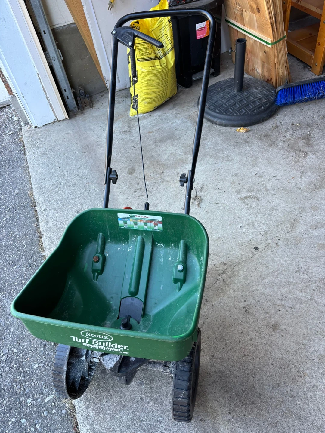 Scotts Turf Builder EdgeGuard Mini Spreader