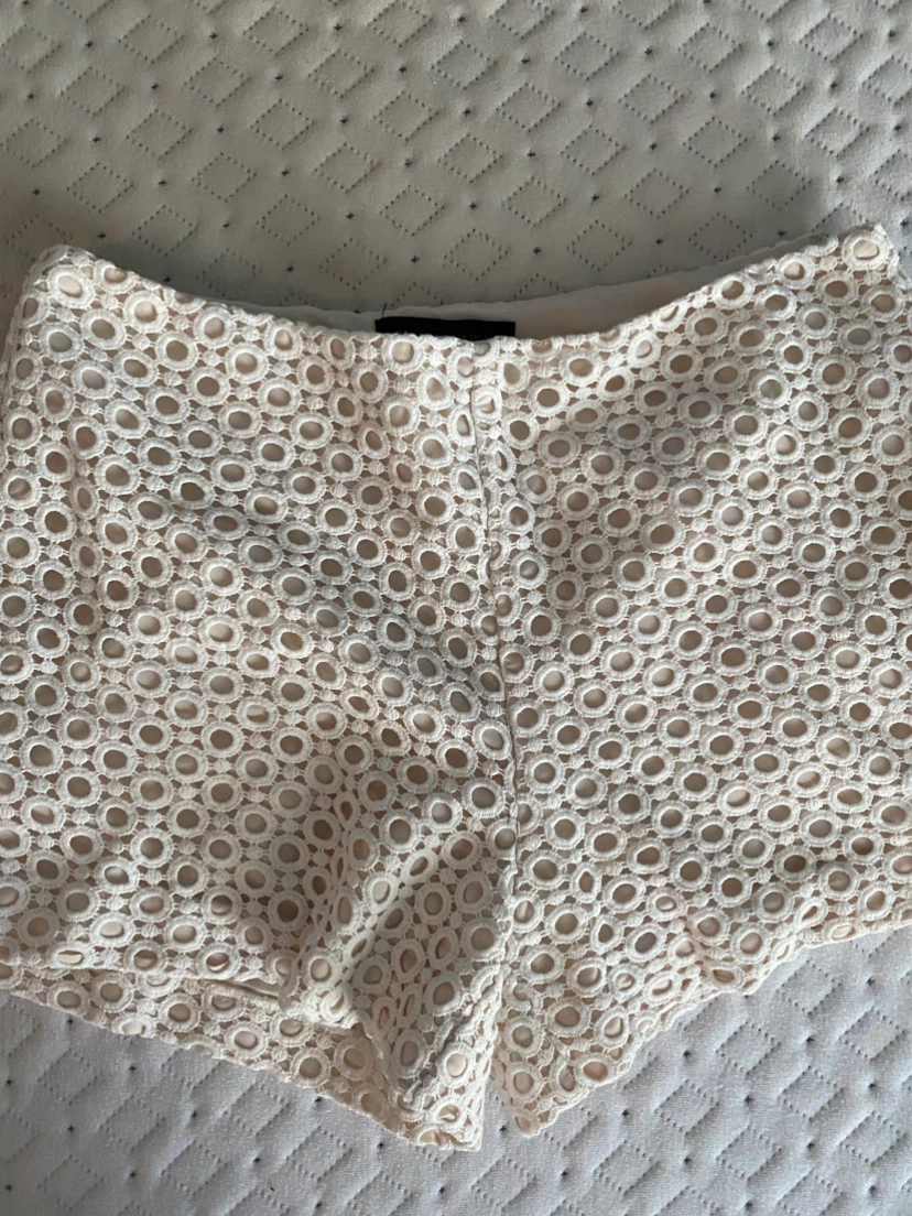 Banana Republic Eyelet Shorts Cream Size 2 - photo 3
