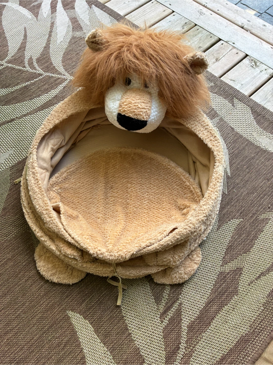Lion pop-up bin