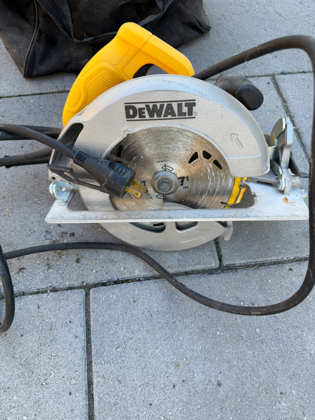 DeWalt DWE575 7-1/4 inch Circular Saw - photo 3