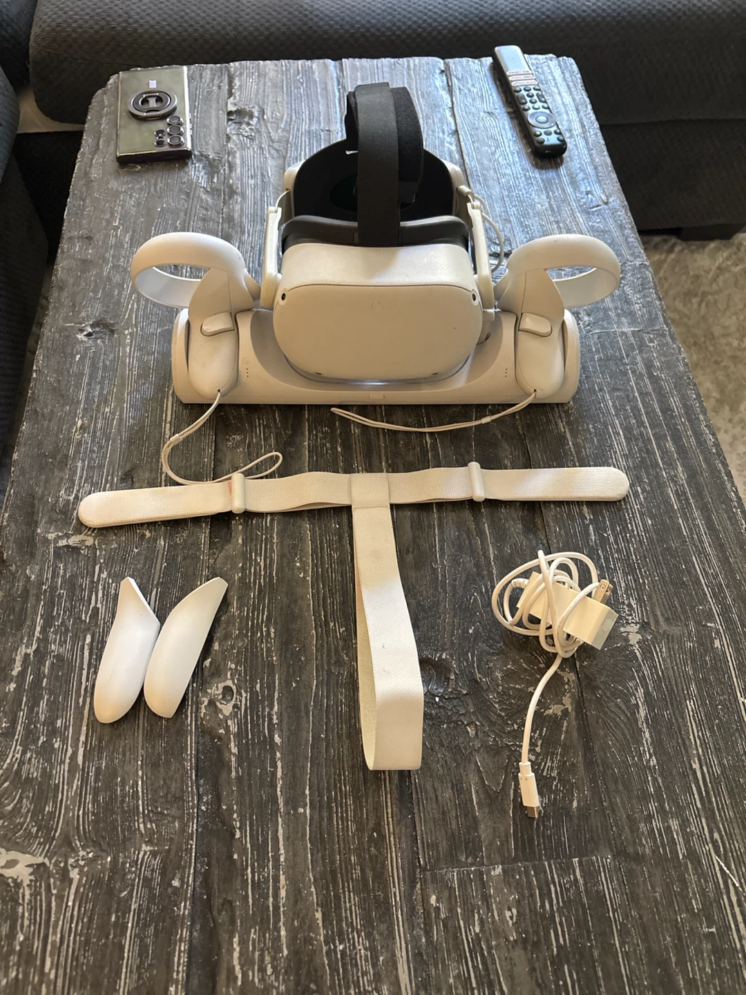 Oculus quest 2 with rechargeable head strap and charging dock