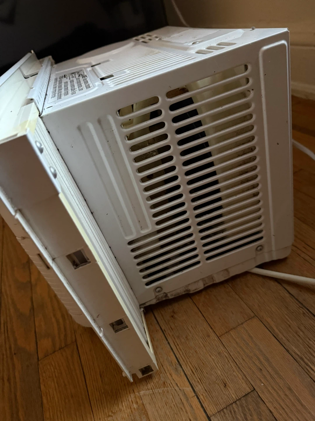 Frigidaire 5,000 BTU Window-Mounted Room Air Conditioner - photo 3