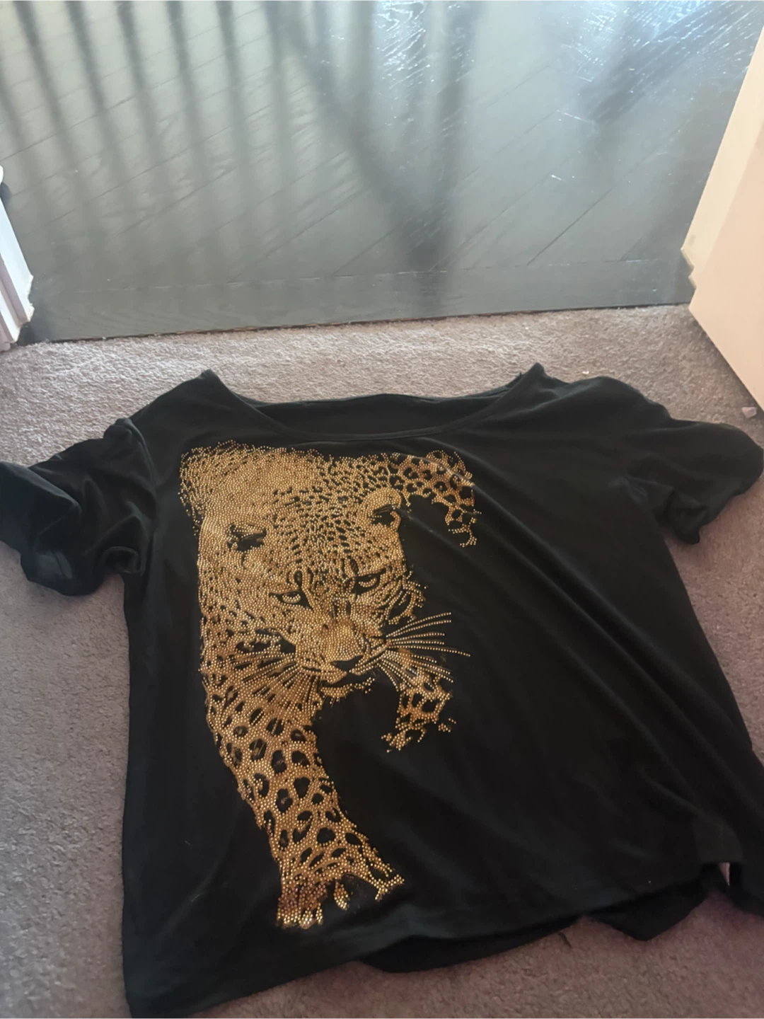 SHEIN black T-shirt with gold leopard graphic - photo 2
