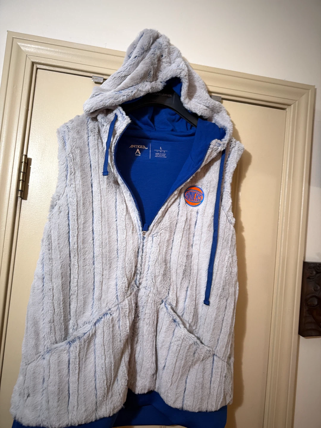 Antigua New York Knicks Faux Fur Zip Vest