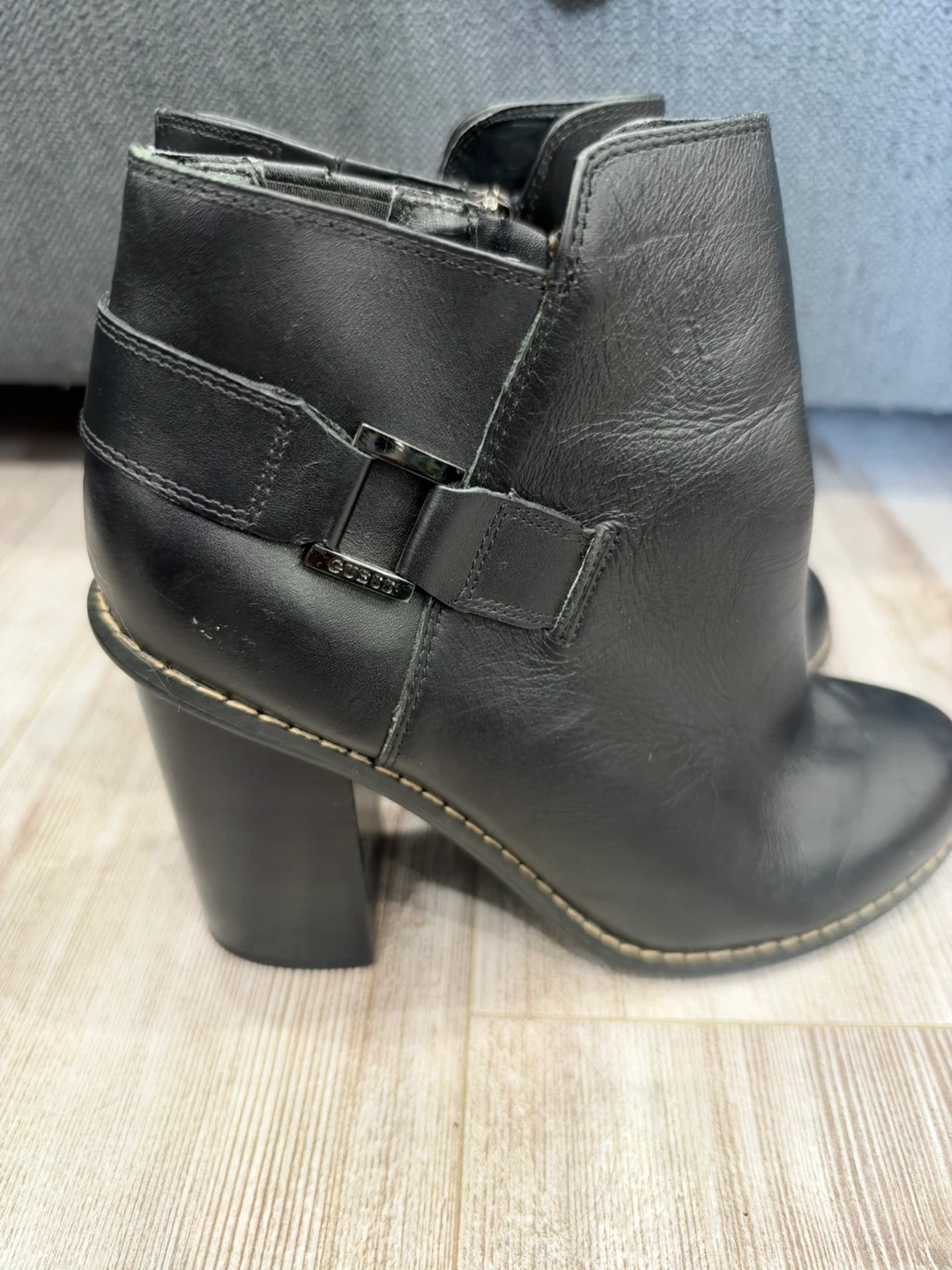 Guess black leather heeled ankle boots - photo 2