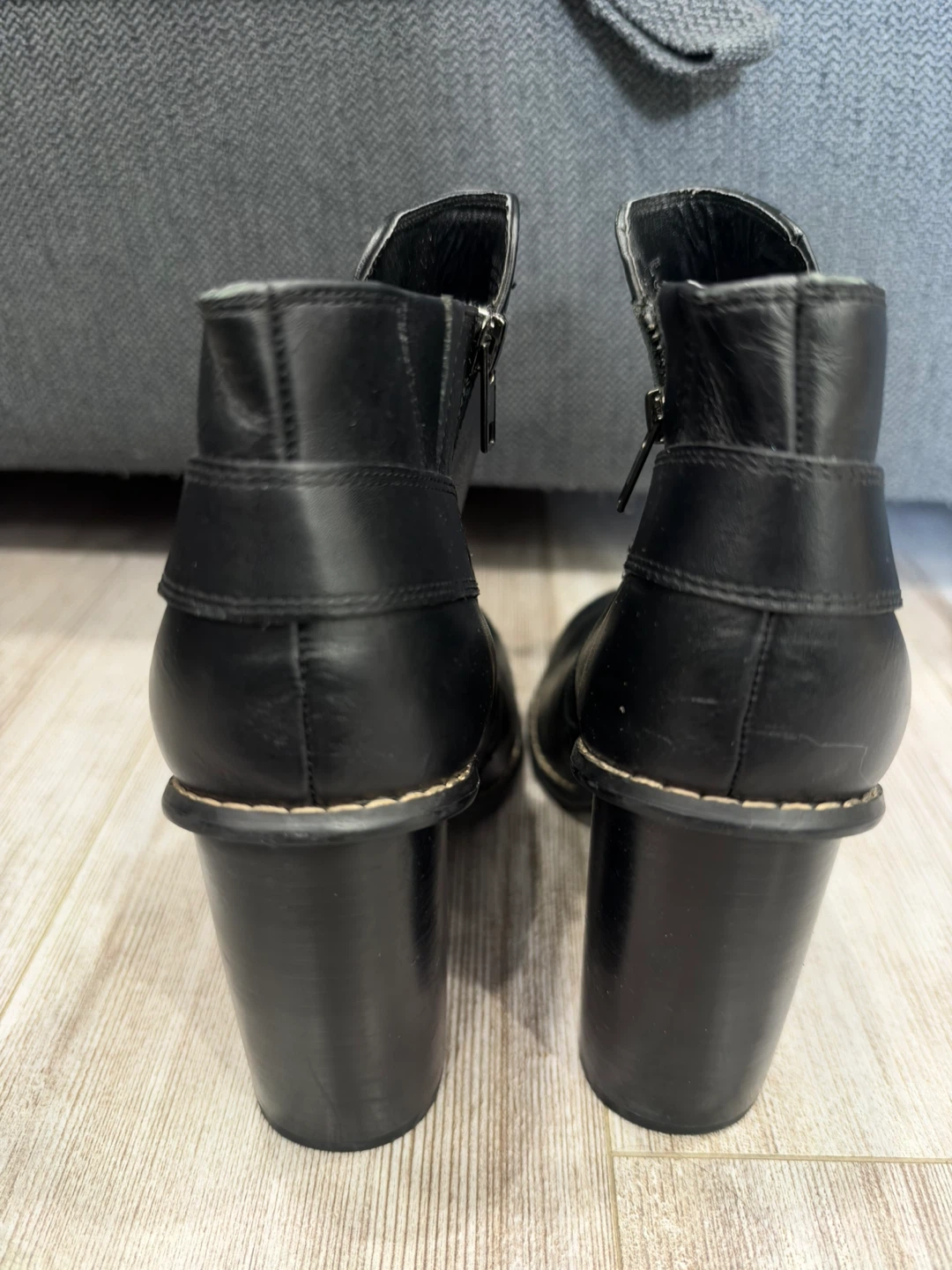 Guess black leather heeled ankle boots - photo 3