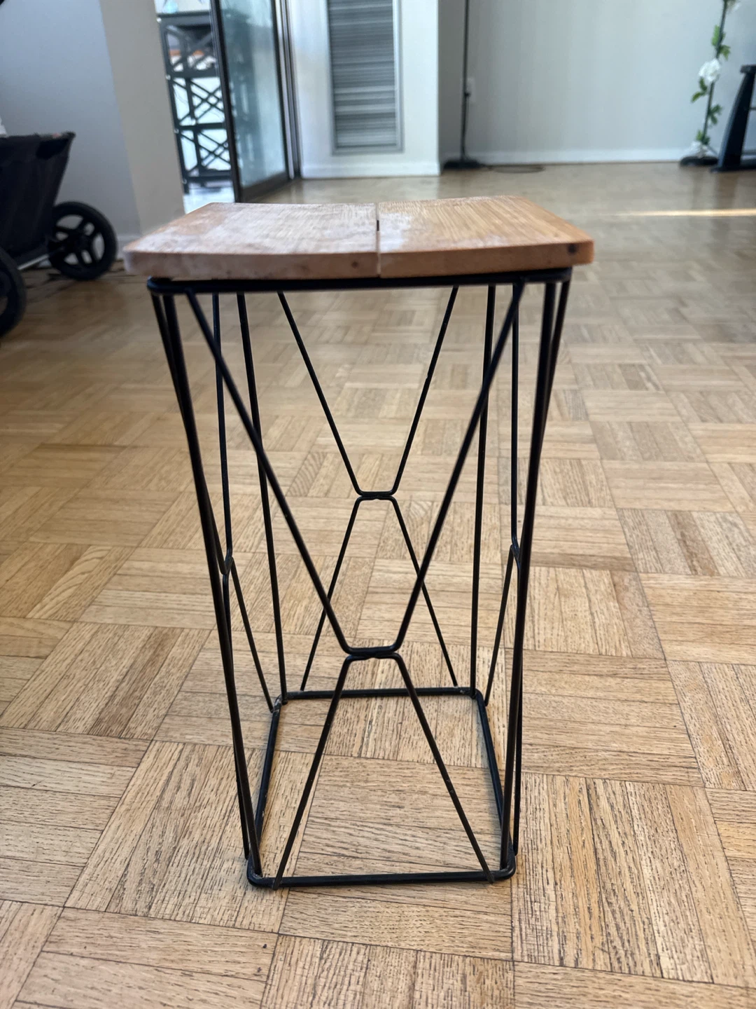 Small Geometric stand - photo 2