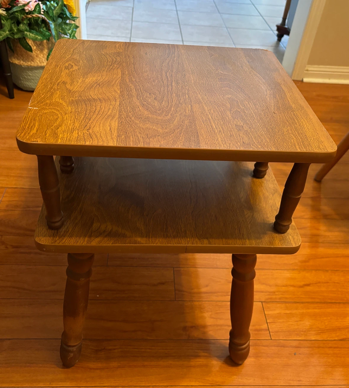 Beautiful Vintage 2-Tiered Side Table - photo 3