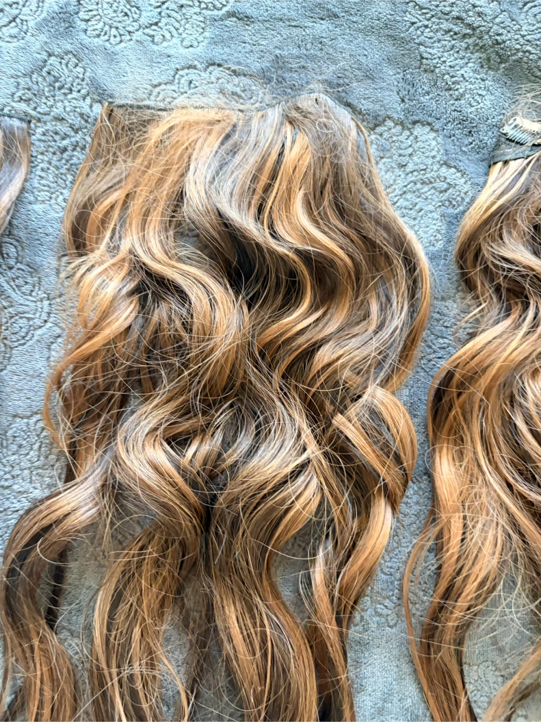 18” Wavy Lt Brown and Blonde Highlighted Hair Extensions - photo 2