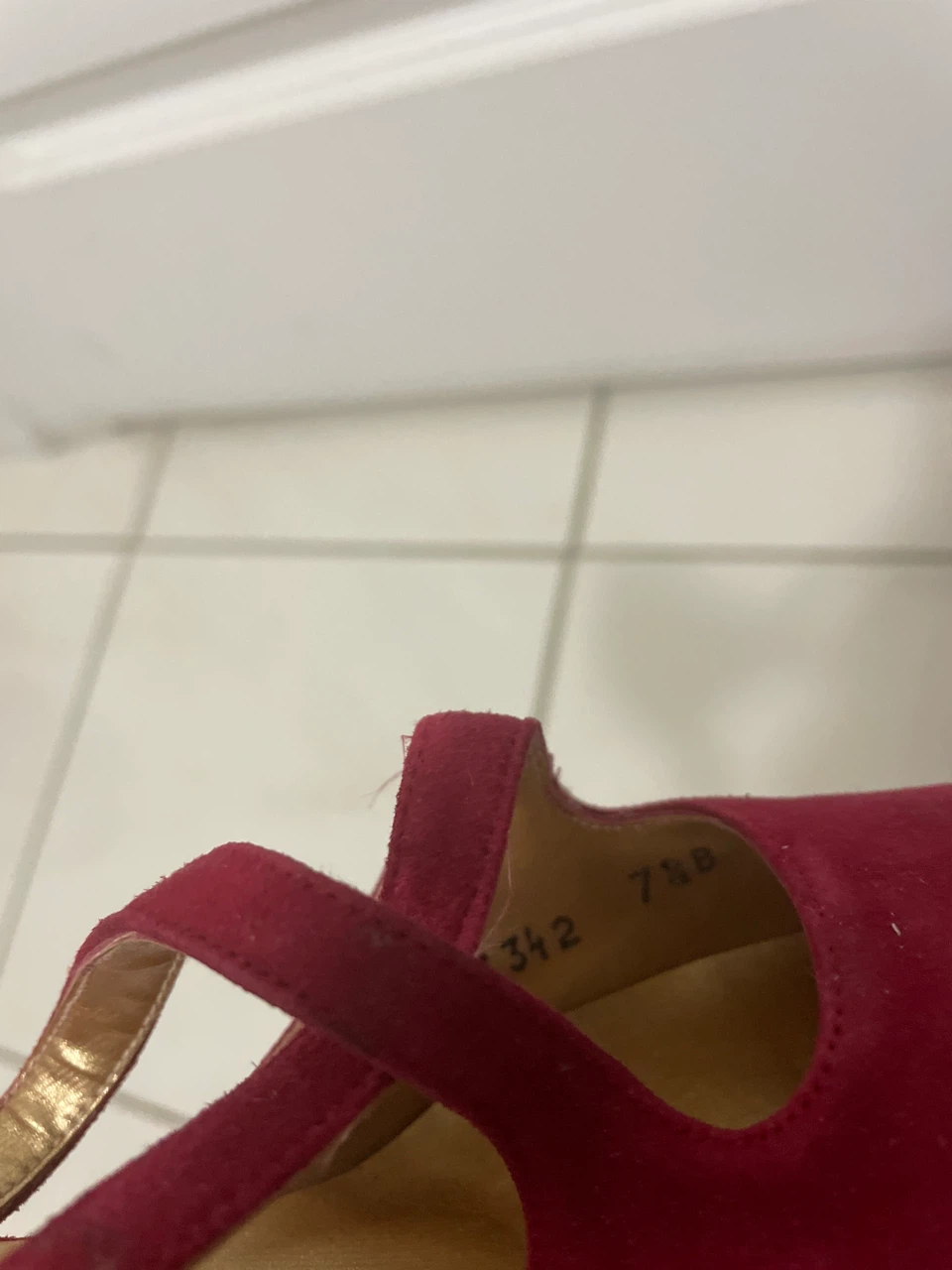 Kenneth Cole Red Suede Heels Size 7.5B - photo 3