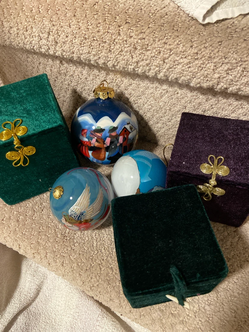 Set of 3 Christmas Ornaments with Velvet Boxes - photo 5