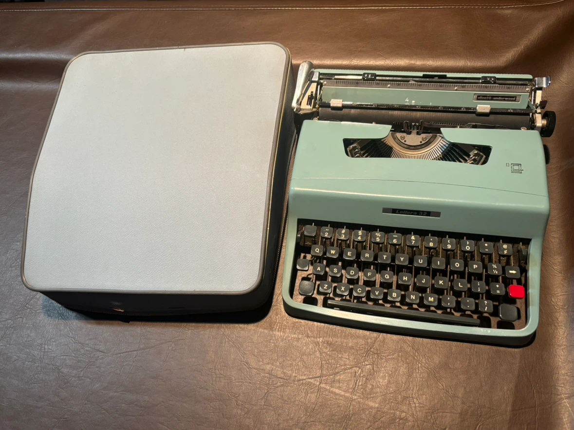 Vintage Antique Olivetti Lettera 32 Typewriter