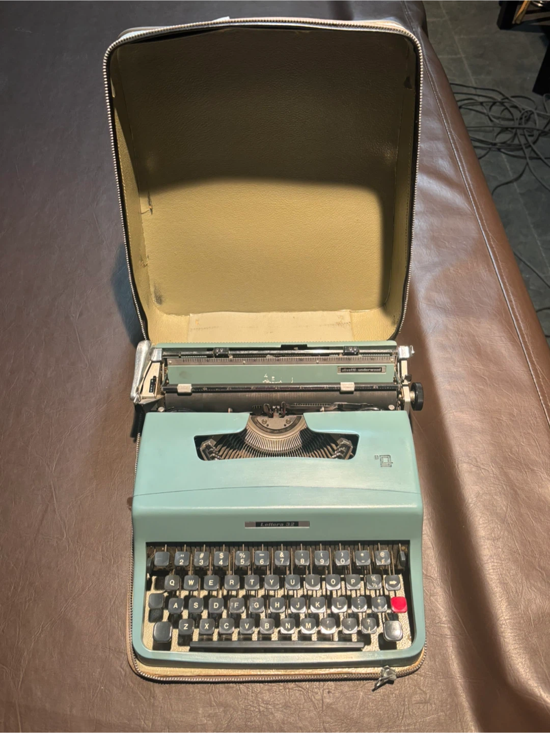 Vintage Antique Olivetti Lettera 32 Typewriter - photo 3