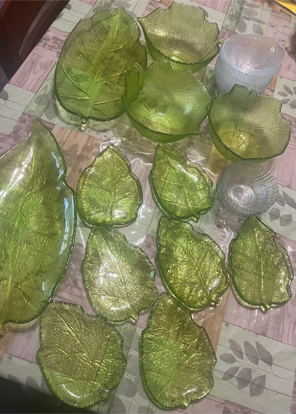 Moving sale -Vintage Green Leaf Glass Dinnerware Set- - photo 2