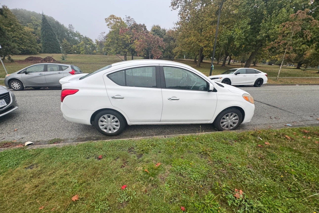 2014 Nissan Versa SV sedan - photo 4