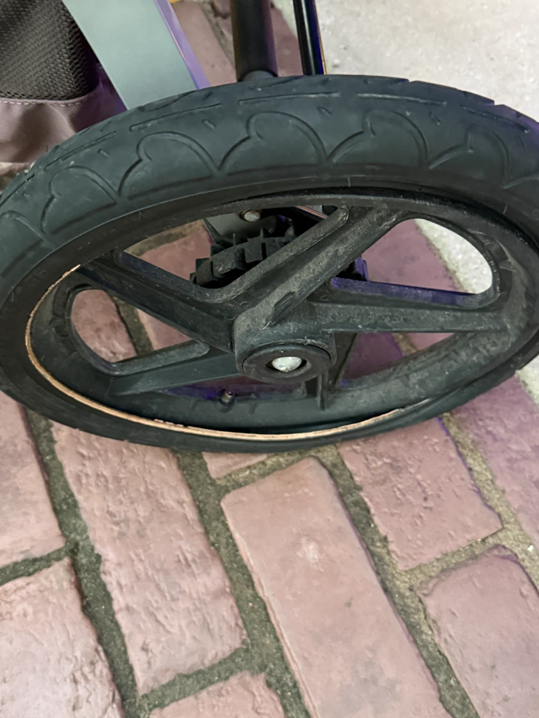 BOB Revolution Jogging Stroller, needs replacement inner tube - photo 5