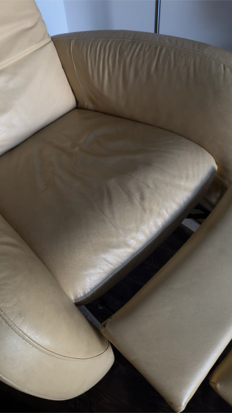 Beige Leather Recliner Armchair - photo 3