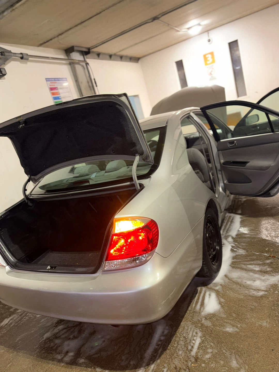 2005 Toyota Camry LE Sedan - photo 4