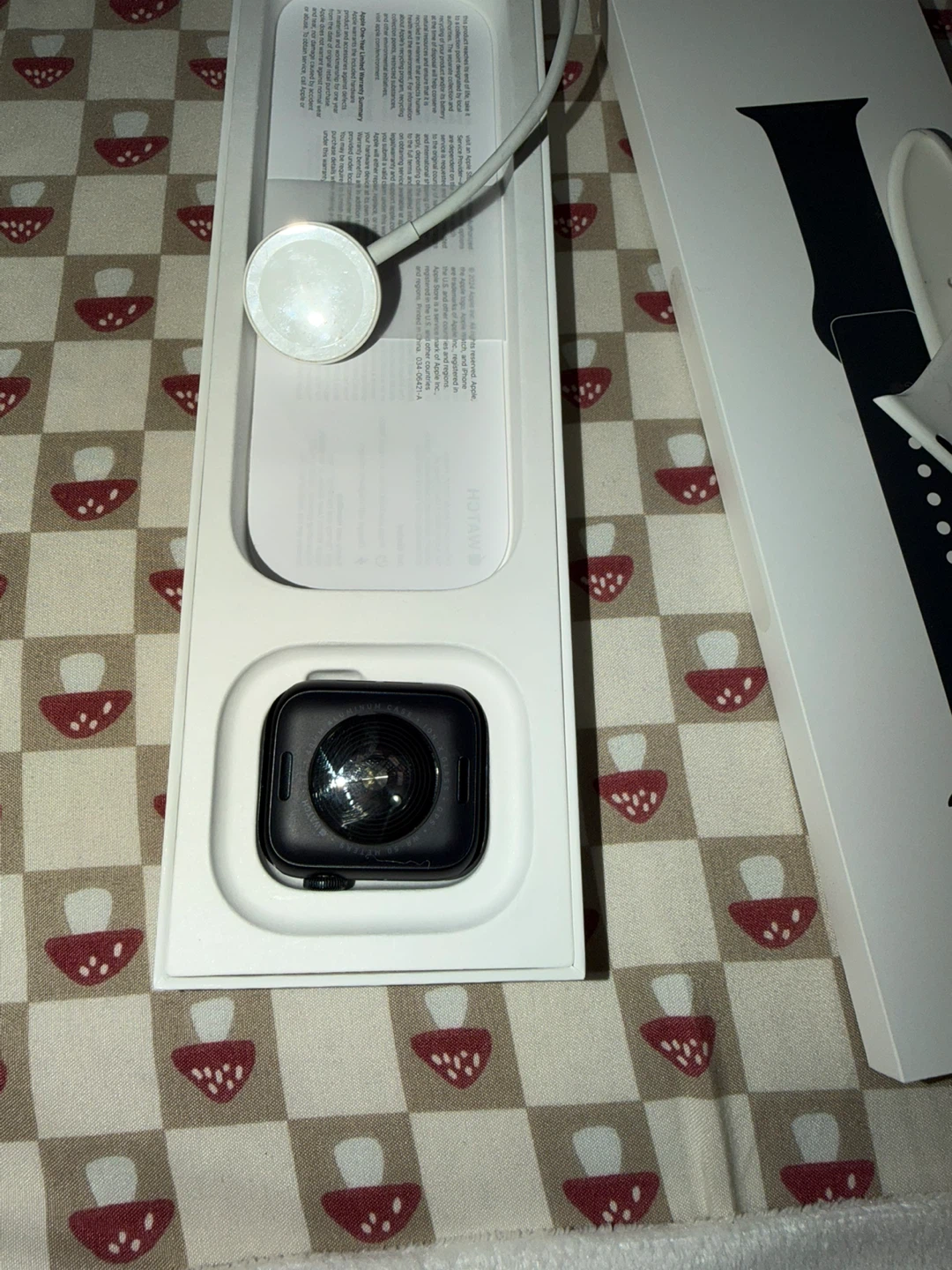 Apple Watch SE 2  with White Silicone Band - photo 4