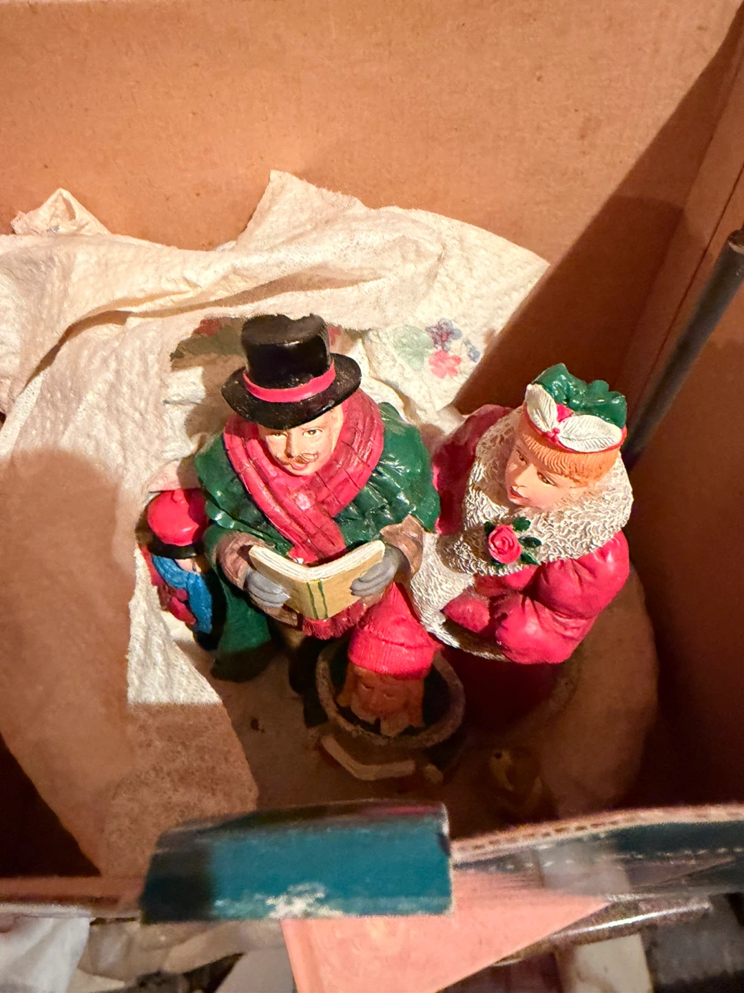 Vintage Christmas Carolers Figurine with Street Lamp - photo 2