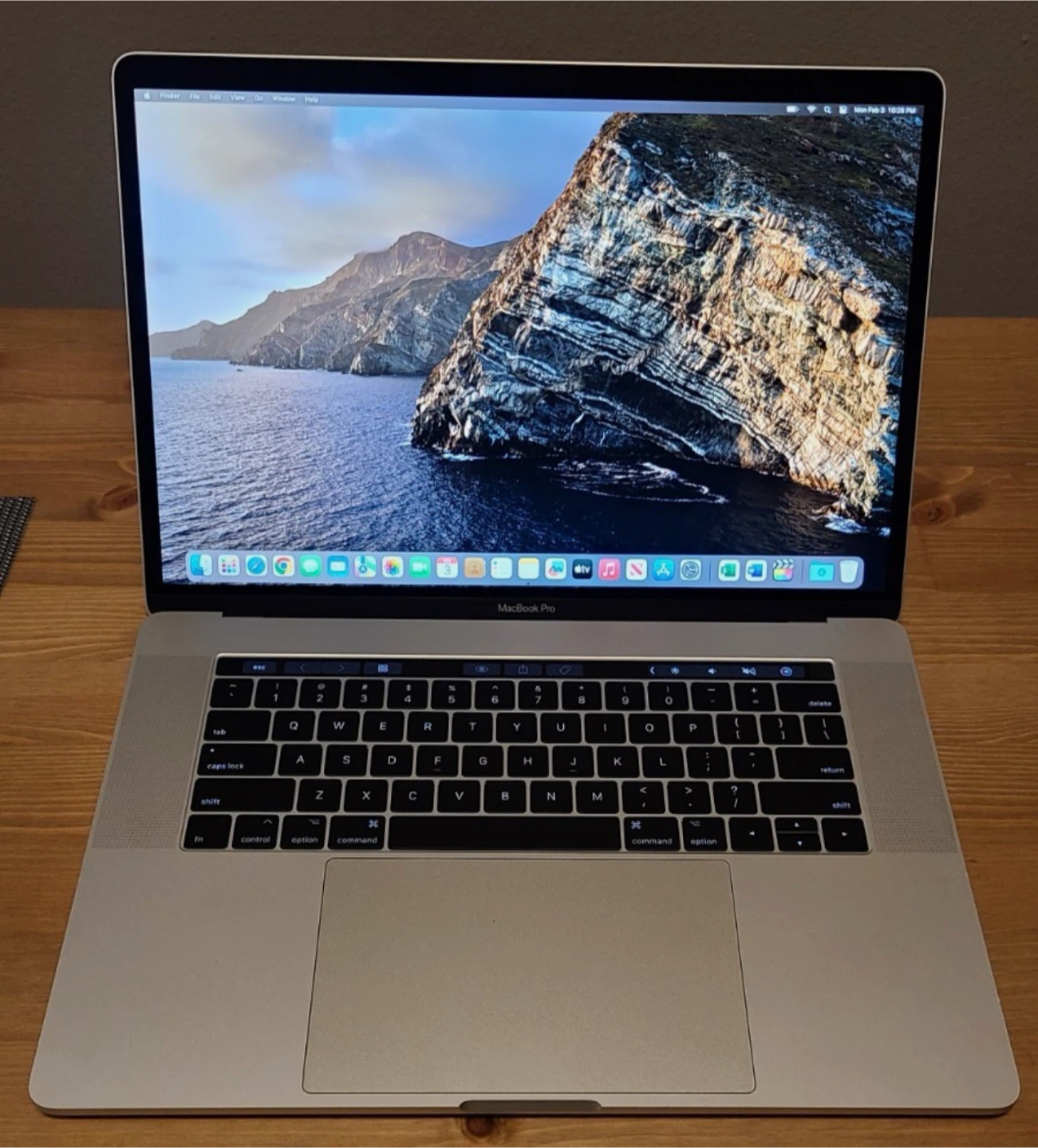 MacBook Pro 15” 2017 Touch Bar Touch ID 2.8ghz i7 16gb ram