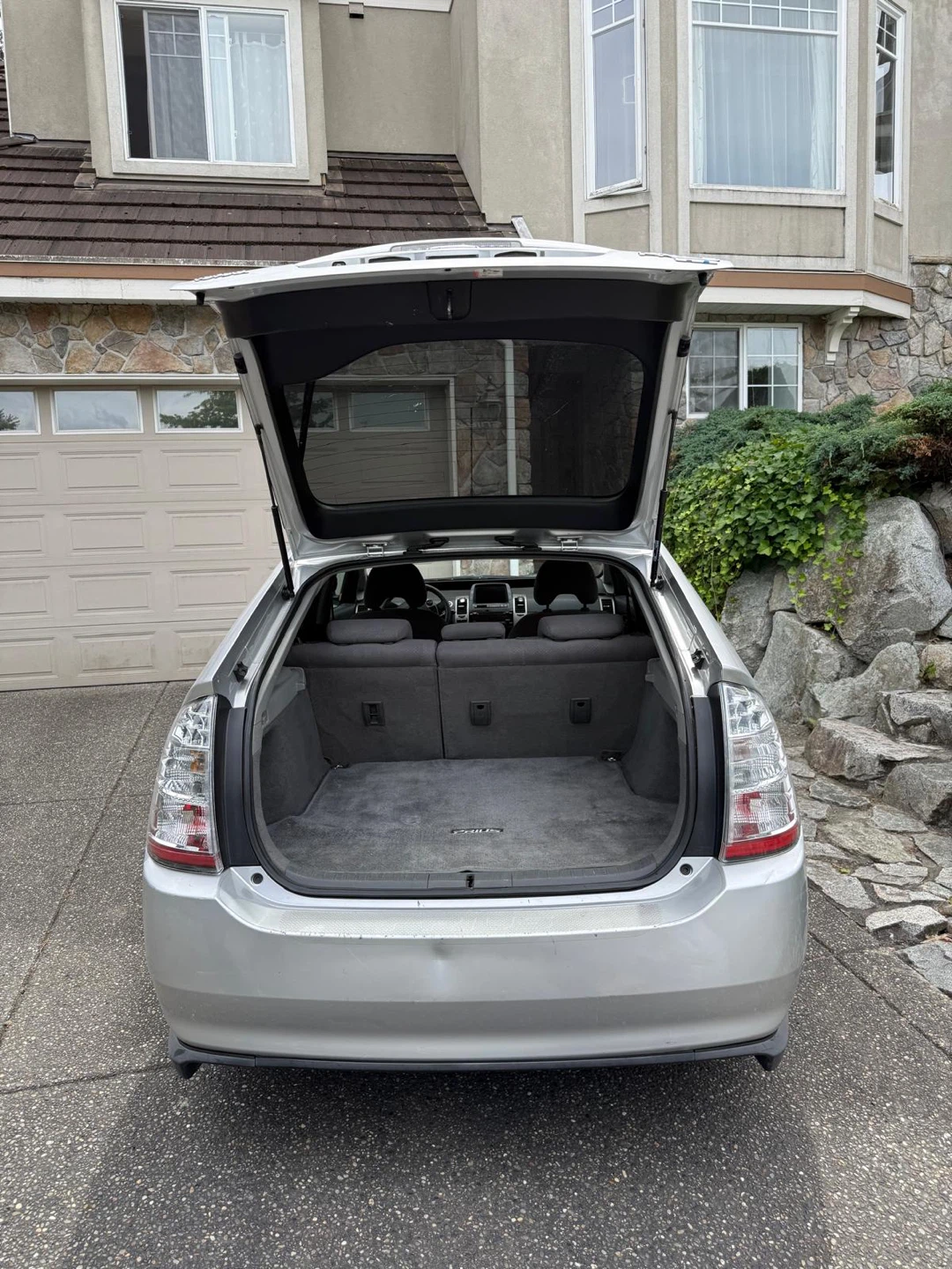 Silver Toyota Prius - photo 3