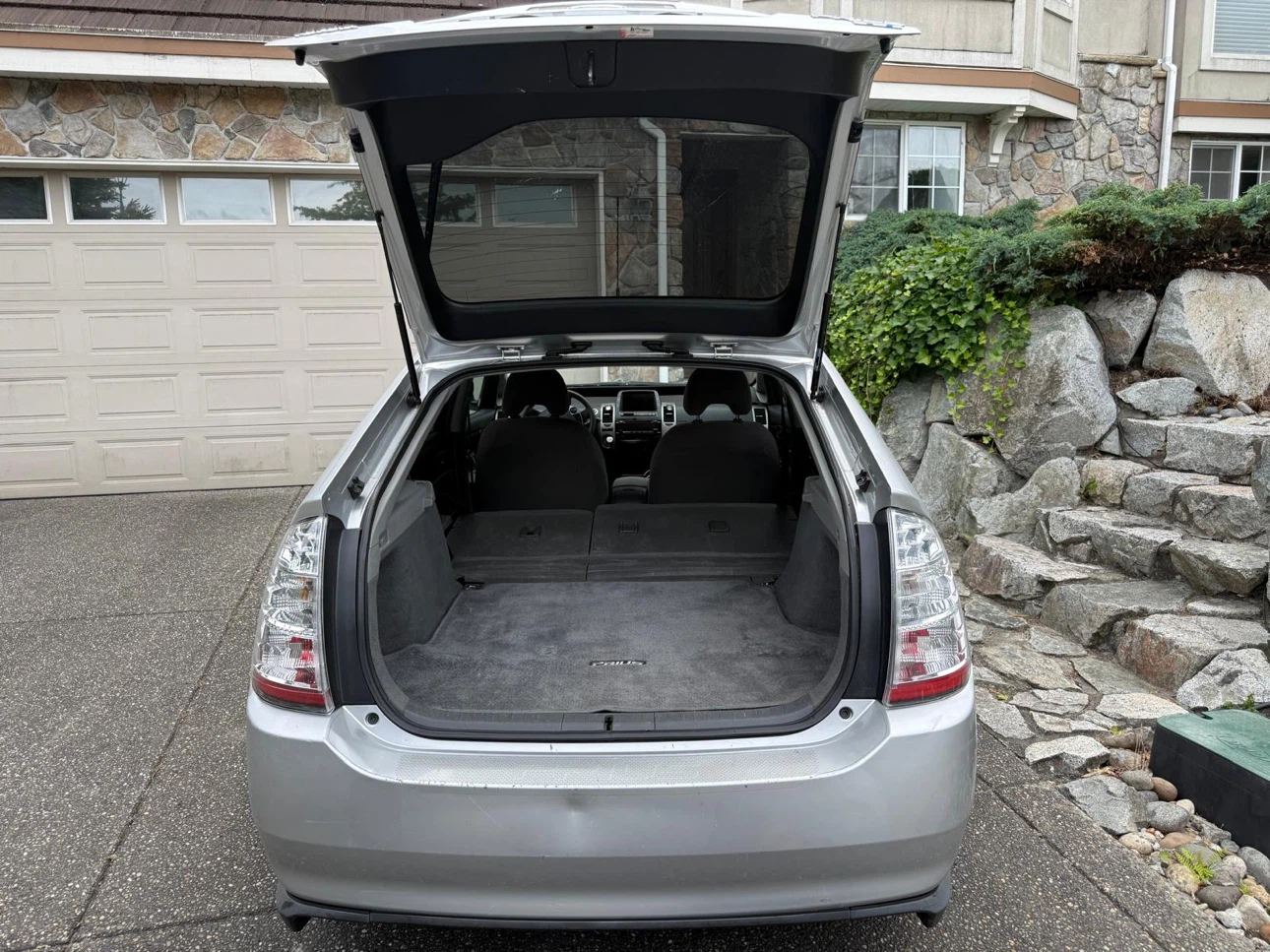 Silver Toyota Prius - photo 4