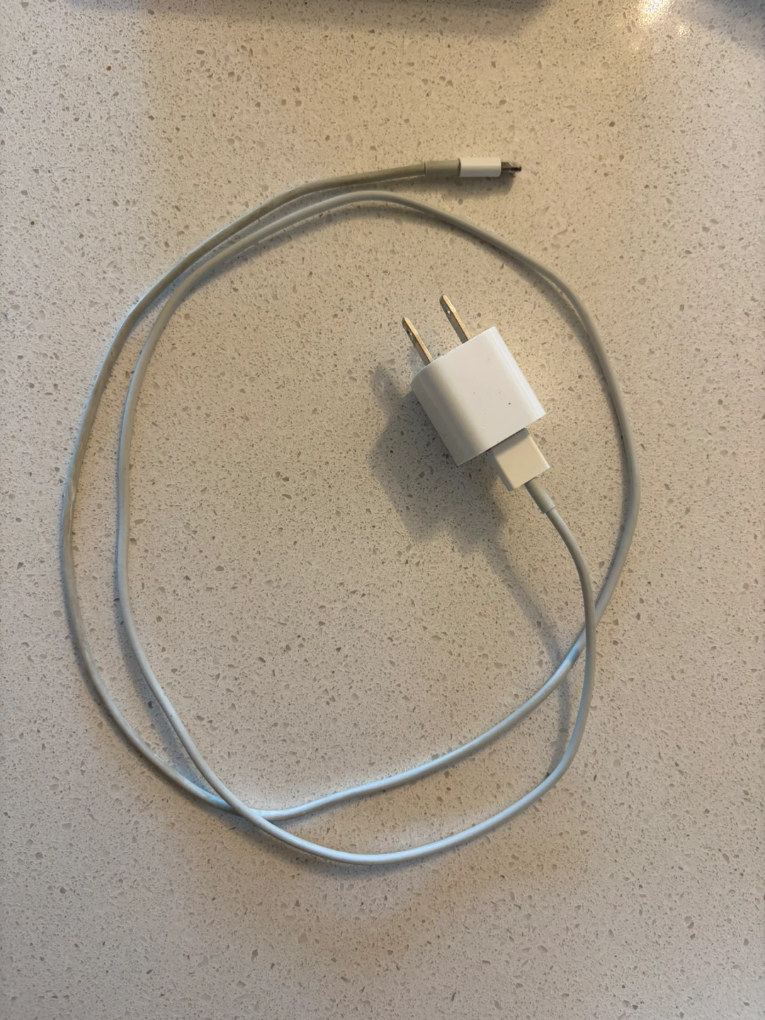 Lightning cable and adapter - cable lightning et adapteur
