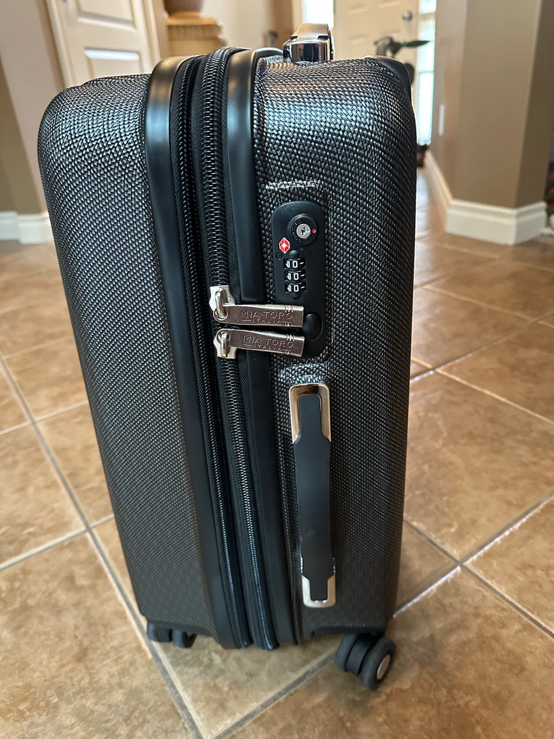 New with tags 21” Carry-On Mia Toro Italy luggage