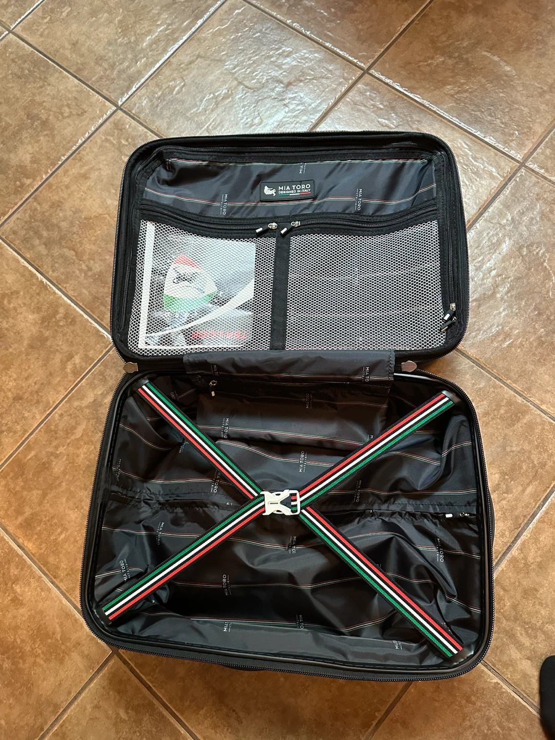 New with tags 21” Carry-On Mia Toro Italy luggage - photo 2