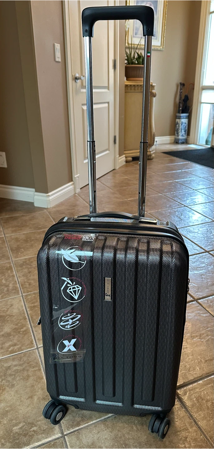 New with tags 21” Carry-On Mia Toro Italy luggage - photo 3