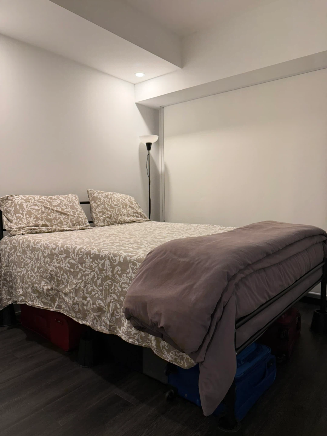 Queen mattress + bed frame