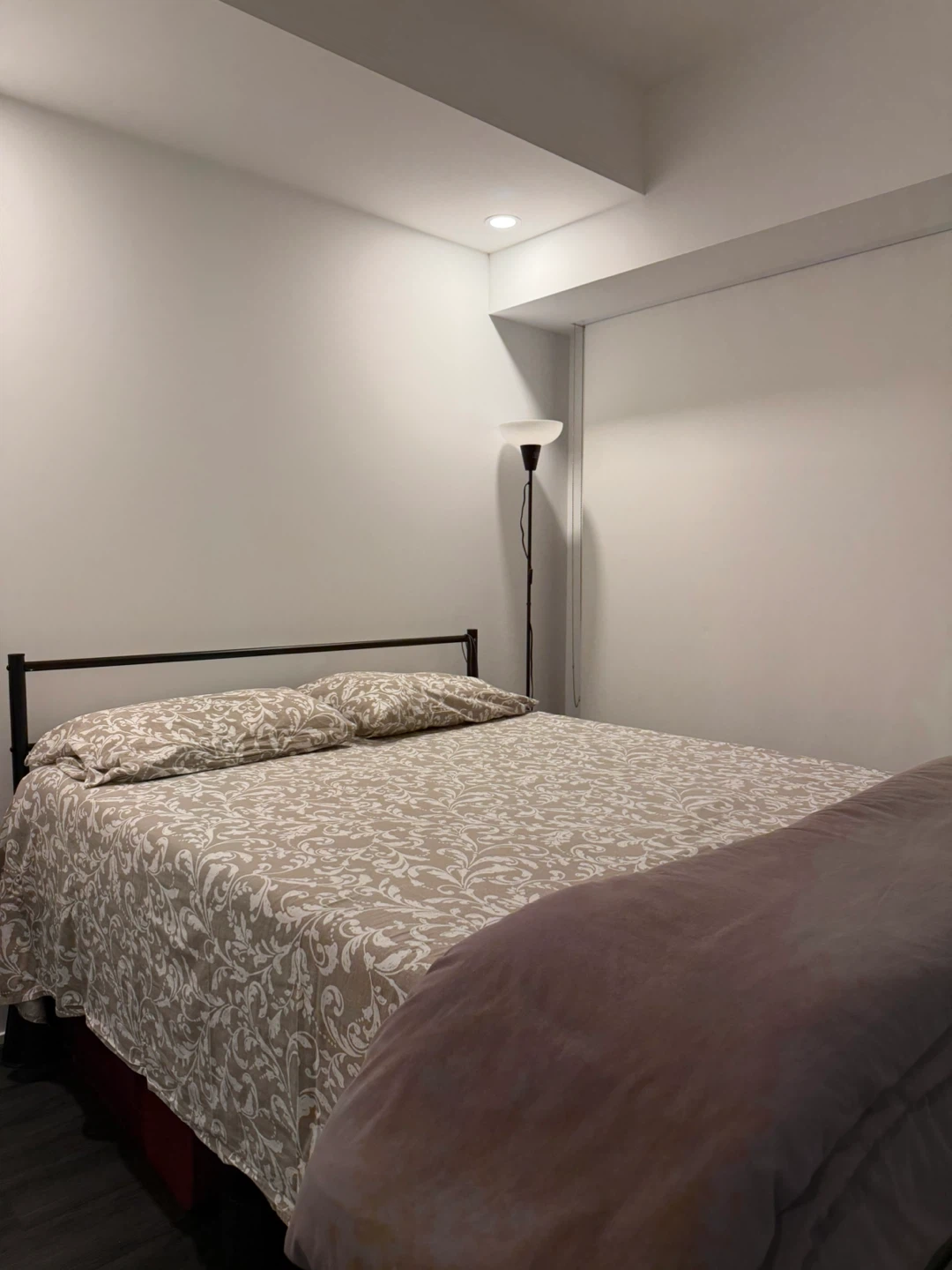 Queen mattress + bed frame - photo 3